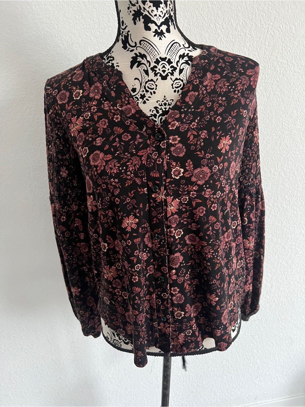 NWT Knox Rose Floral Peasant Blouse XS Black Pink Long Sleeve Boho Split Neck